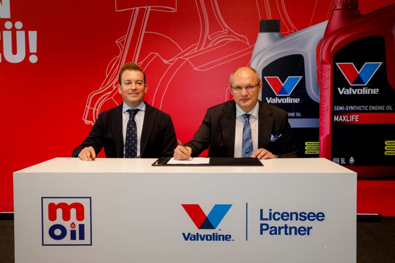 Valvoline Global Ürünler EMEA Bölgesi Başkan Yardımcısı Davide Crespi ve OYAK Enerji Sektörü Grup Başkanı Yüksel Yılmaz